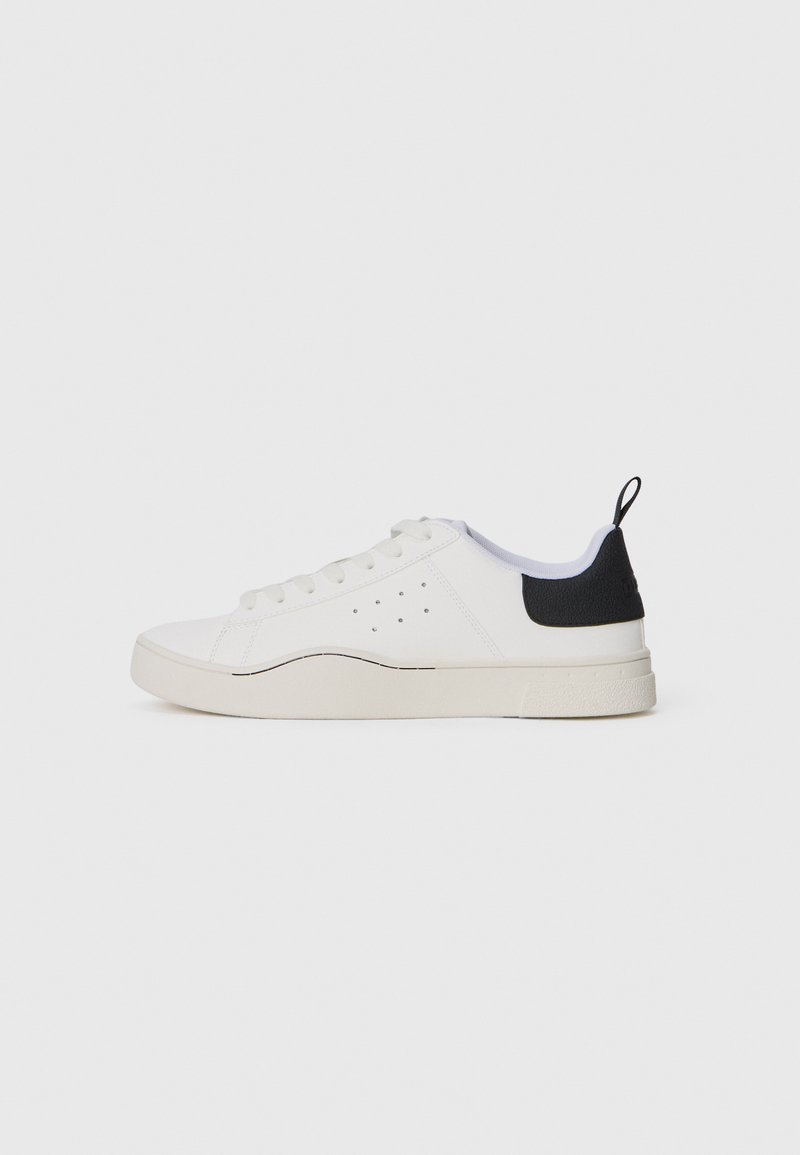 Weißer Sneaker mit schwarzem Akzent und strukturiertem Absatz, aus glattem Material, mit runder Zehenpartie und sechs Ösen für die Schnürsenkel.