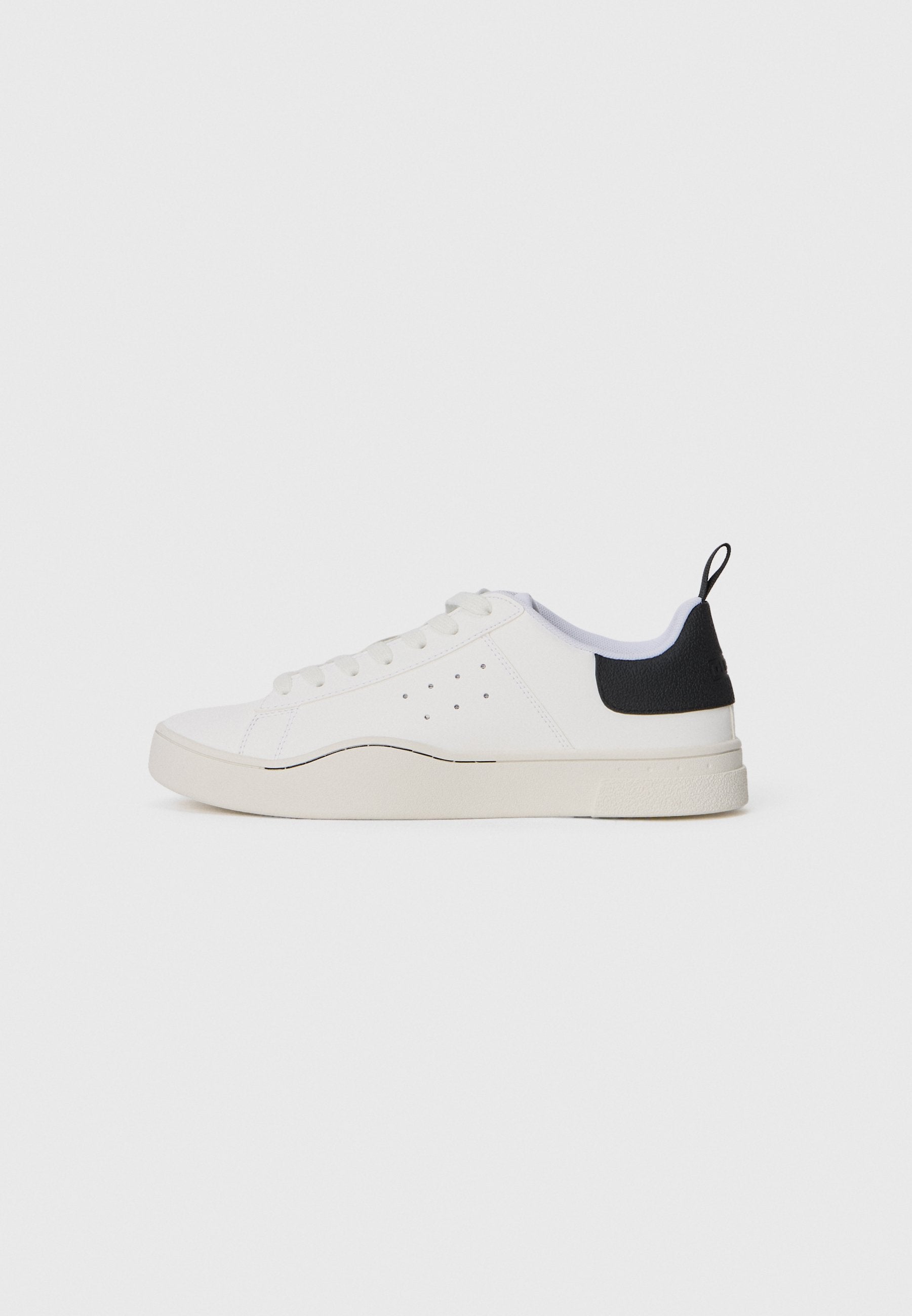 Weißer Sneaker mit schwarzem Akzent und strukturiertem Absatz, aus glattem Material, mit runder Zehenpartie und sechs Ösen für die Schnürsenkel.