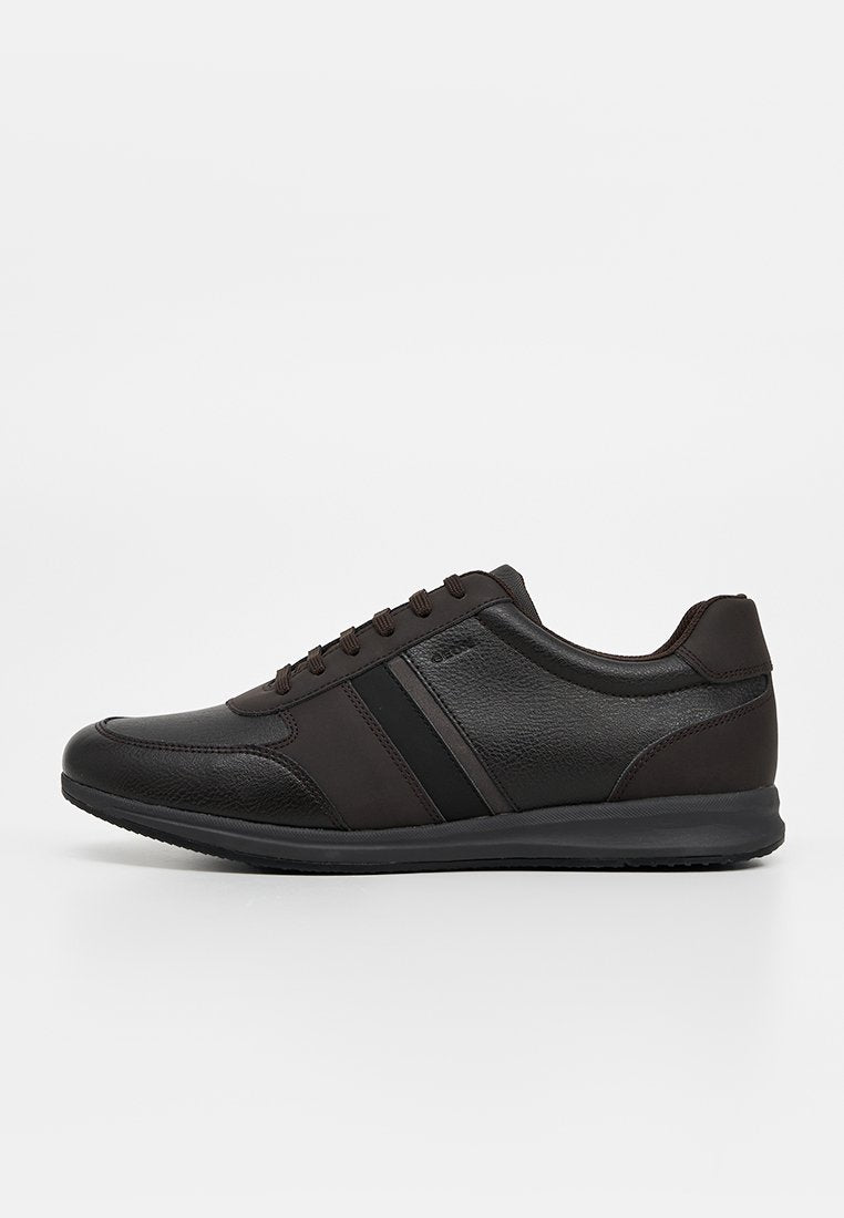 Schwarzer und dunkelbrauner Ledersneaker mit strukturierten Paneelen, Schnürverschluss und einer flachen Gummisohle, von der Seite gezeigt.