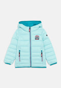 Hellblaue gesteppte Jacke mit Kapuze, mit einem Bärenpatch auf der Brust, zwei Reißverschlusstaschen und kontrastierenden türkisfarbenen Akzenten.