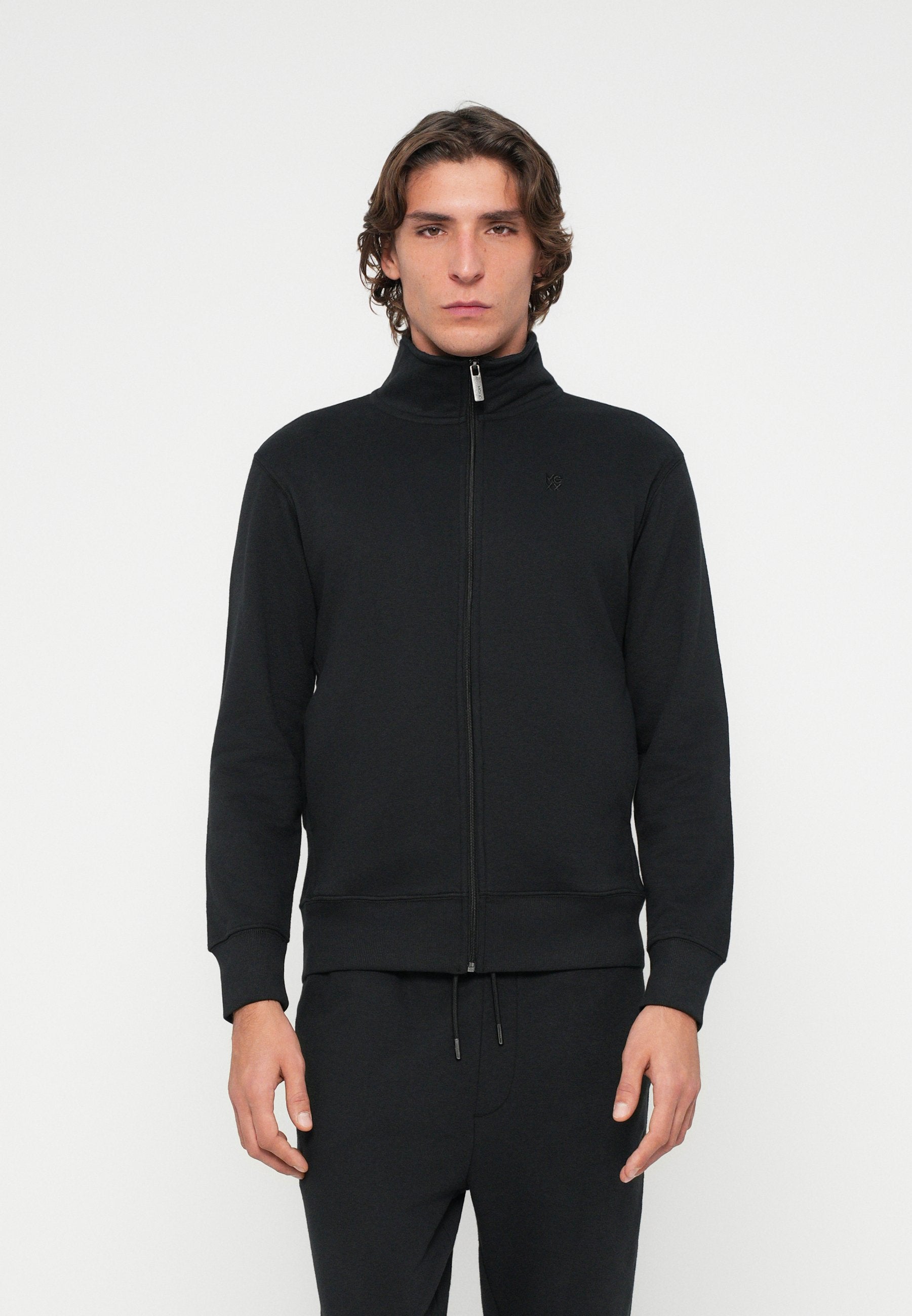 Schwarzer Sweatshirt mit Reißverschluss, hohem Kragen, gerippten Bündchen und Saum. Verfügt über ein dezentes Logo auf der Brust und ist aus einem weichen, strukturierten Stoff gefertigt.