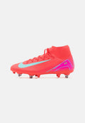 Rote Fußballschuhe mit einer strukturierten Obermaterial, kontrastierendem hellblauen Nike-Swoosh, hohem Kragen und sichtbaren Stollen für besseren Halt auf der Sohle.