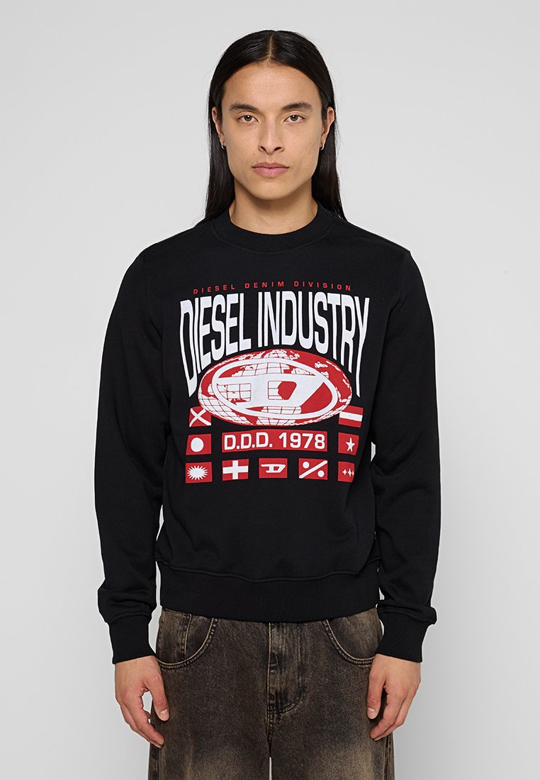 Schwarzer Hoodie mit rotem Grafikdruck, der den Text "DIESEL INDUSTRY" und verschiedene Symbole zeigt. Gerippte Bündchen und Saum, lässige Passform.
