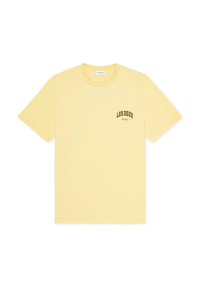 Gelbes Baumwoll-T-Shirt mit Rundhalsausschnitt, kurzen Ärmeln und kleinem dunkelbraunem "LES DEUX"-Logo auf der linken Brust. Einfaches Design.