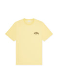 Gelbes Baumwoll-T-Shirt mit Rundhalsausschnitt, kurzen Ärmeln und kleinem dunkelbraunem "LES DEUX"-Logo auf der linken Brust. Einfaches Design.