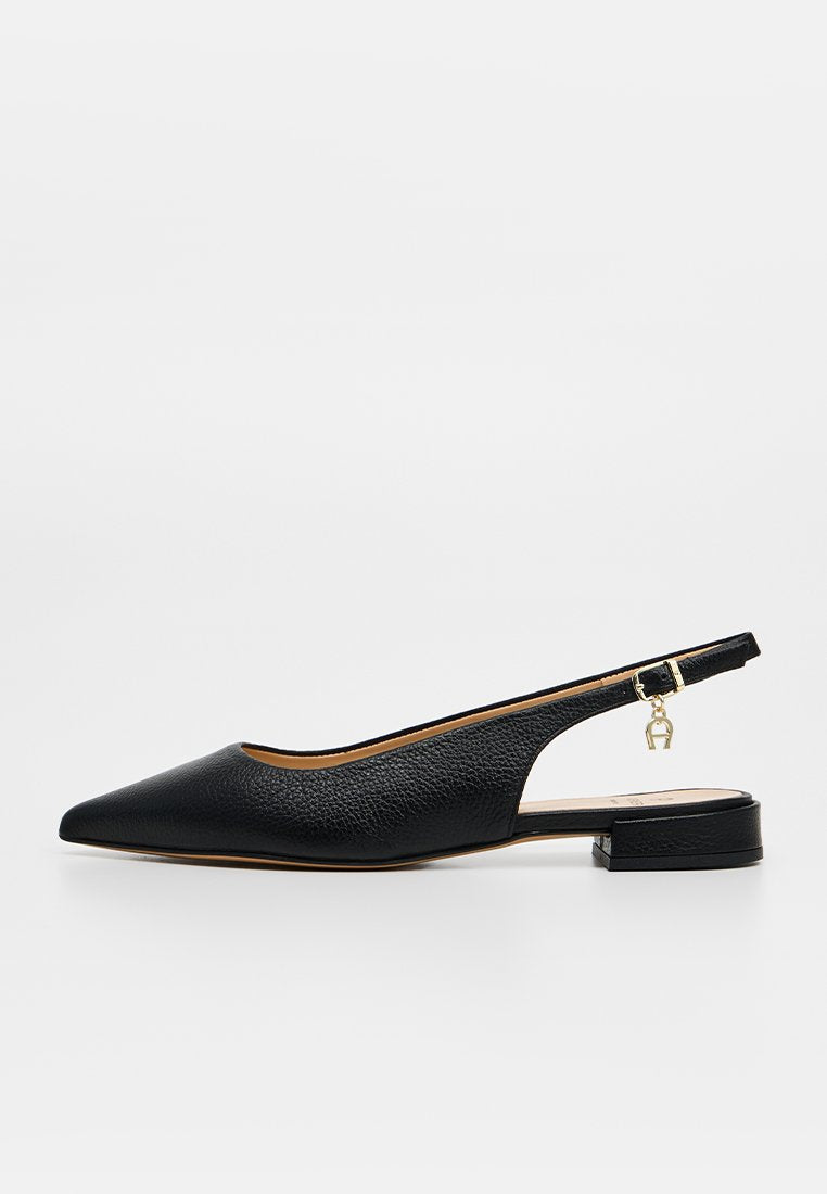 Schwarzer Leder-Slingback mit spitzer Zehenpartie, niedrigem Blockabsatz und goldener Schnalle mit kleinem Charm.