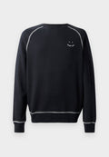 Schwarzer Sweatshirt mit Rundhalsausschnitt, langen Ärmeln und kontrastierenden weißen Nähten. Beinhaltet ein kleines Grafikdesign auf der Brust. Weiche Stofftextur.