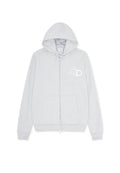 Helles grauer Zip-Hoodie aus weichem Stoff, mit einer Kapuze mit Kordelzug, vorderen Taschen und einem kleinen weißen Logo auf der linken Brust.