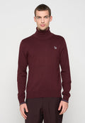 Bordeauxroter Rollkragenpullover in Rippenstrick, mit kleinem Logodetail auf der Brust und kontrastierenden, gestreiften Akzenten an den Bündchen.
