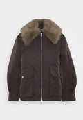 Braune Jacke mit einem Kragen aus Kunstfell, Frontreißverschluss und zwei großen Klappentaschen. Strukturierter Stoff und formstabile Silhouette, geeignet für kühle Temperaturen.