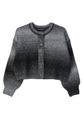 Gekürzter Cardigan in Graustufen-Gradient, gestrickter Stoff, runder Ausschnitt, Knopfverschluss und Rippbündchen sowie -saum.