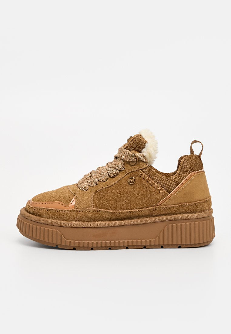 Braune Wildleder-Sneaker mit einer dicken Gummisohle, strukturierten Schnürsenkeln und einem mit Fleece gefütterten Kragen. Verfügt über einen glatten, tannfarbenen Lederakzent.