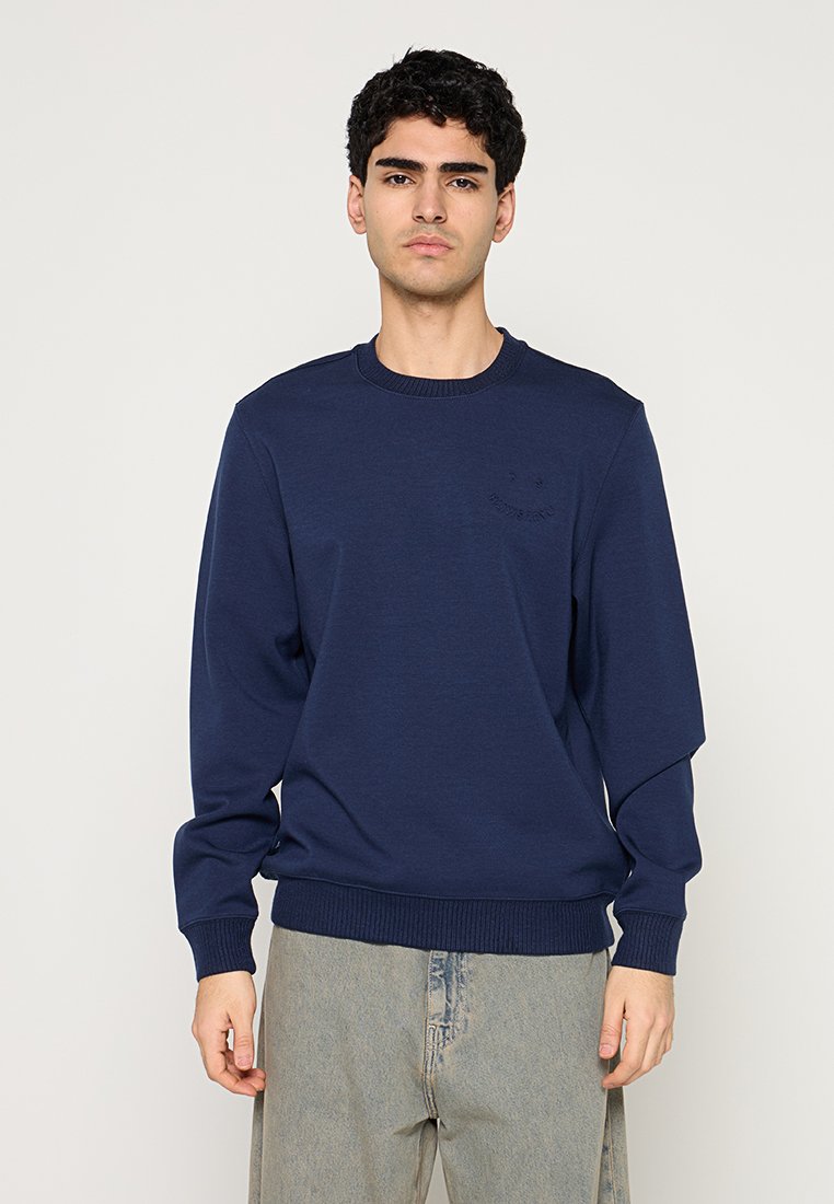 Marineblauer Pullover aus weichem Stoff, mit geripptem Rundhalsausschnitt und strukturierten Akzenten auf den Schultern. Lockere Passform und lange Ärmel.