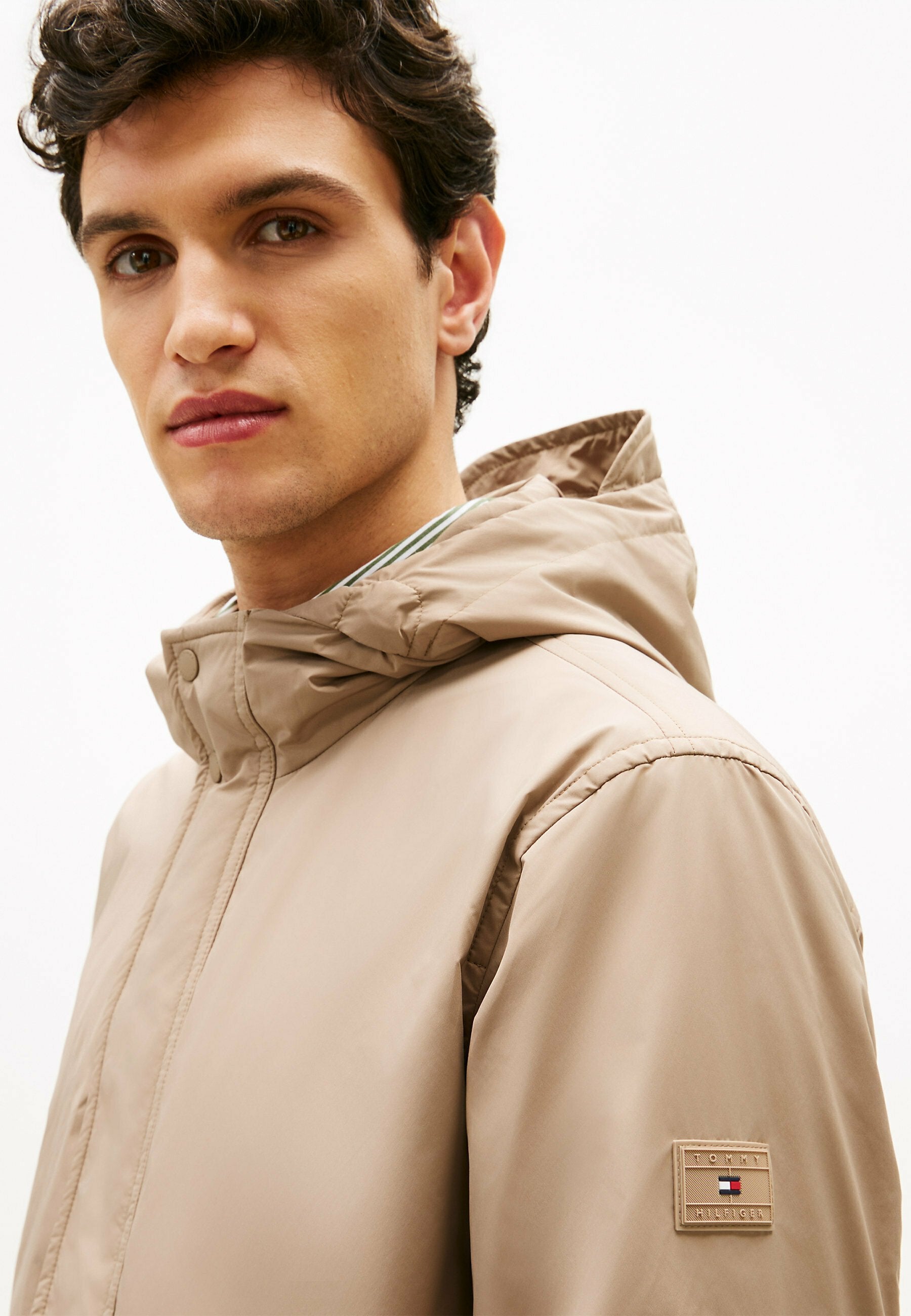 LIGHTWEIGHT PACKABLE HOODED Media 5