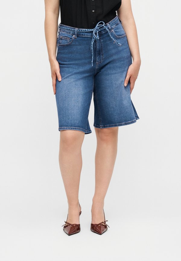 Vero Moda Curve VMCMARI WILLA  - Denim shorts - medium blue denim