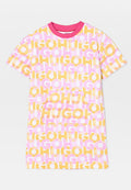 Kurzärmeliges Kleid mit pinkem und gelbem „HUGO“-Textmuster und einem pinken Rundhalsausschnitt, mit einer vorderen Kängurutasche.