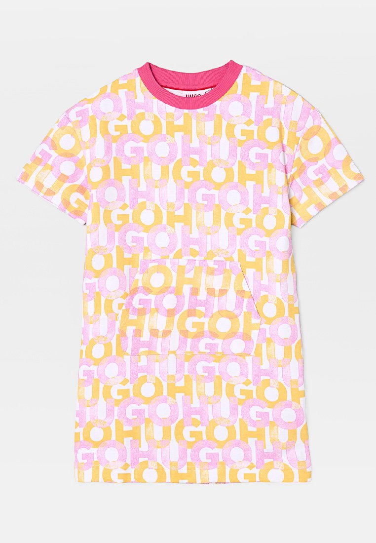Kurzärmeliges Kleid mit pinkem und gelbem „HUGO“-Textmuster und einem pinken Rundhalsausschnitt, mit einer vorderen Kängurutasche.