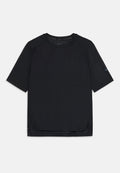Schwarzes Sport-T-Shirt mit kurzen Ärmeln. Hergestellt aus einem leichten Stoff mit einem strukturierten Muster, rundem Ausschnitt und seitlichen Schlitzen. Nike-Logo auf dem Ärmel.