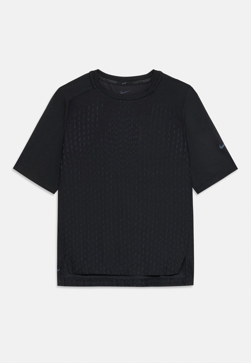 Schwarzes Sport-T-Shirt mit kurzen Ärmeln. Hergestellt aus einem leichten Stoff mit einem strukturierten Muster, rundem Ausschnitt und seitlichen Schlitzen. Nike-Logo auf dem Ärmel.