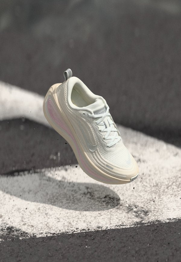 Nike Performance VOMERO PLUS - Road running shoes - summit white/chalk/phantom/pure platinum-coloured