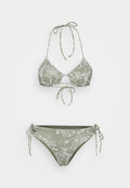 Zweiteiliges Bikini-Set in Olivgrün mit weißen Blattmustern. Das Oberteil hat ein dreieckiges Design und ein Schlüssel-Loch vorne; verstellbare Bänder für die Passform.