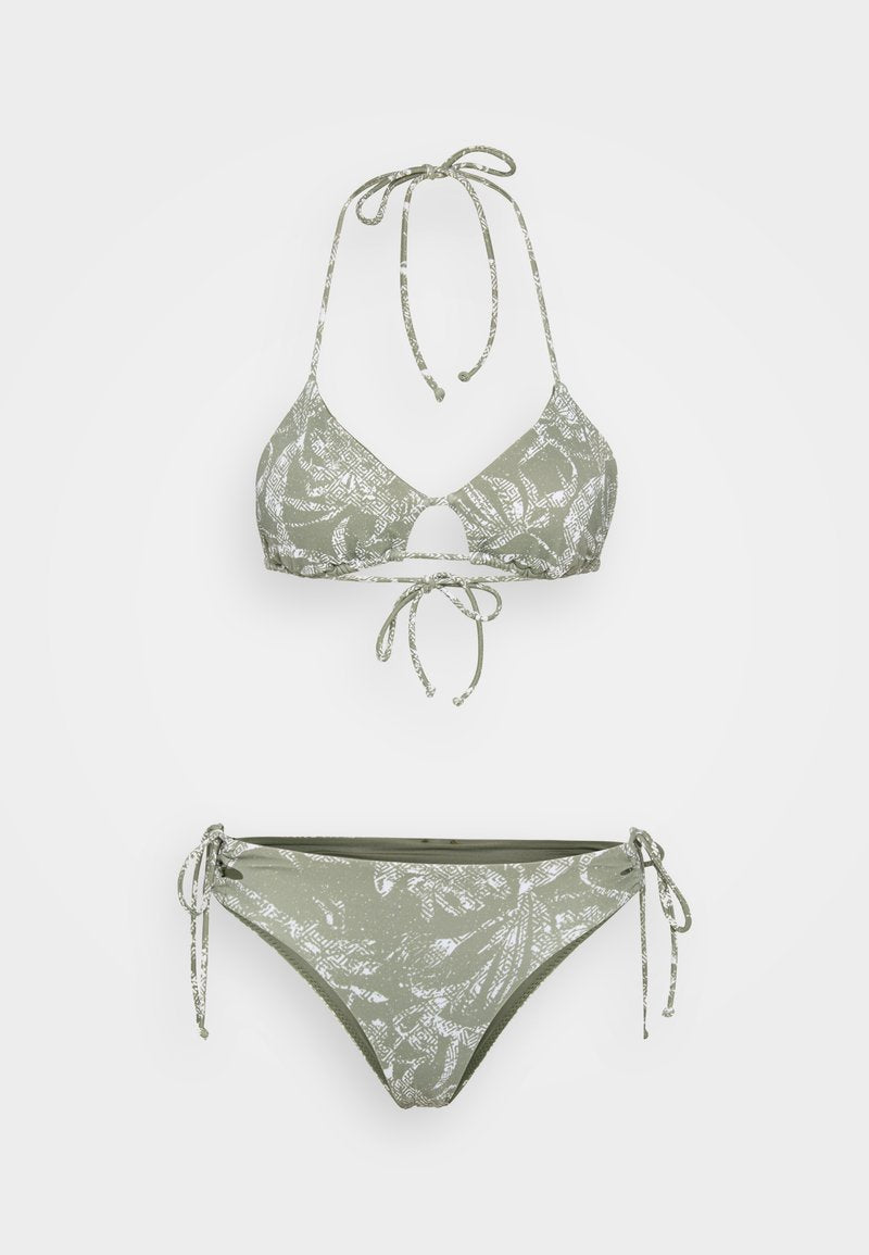 Zweiteiliges Bikini-Set in Olivgrün mit weißen Blattmustern. Das Oberteil hat ein dreieckiges Design und ein Schlüssel-Loch vorne; verstellbare Bänder für die Passform.
