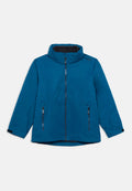 Blaue wasserdichte Jacke mit hohem Kragen, langen Ärmeln, Reißverschluss vorne und zwei seitlichen Reißverschlusstaschen. Mit kontrastierenden schwarzen Akzenten.