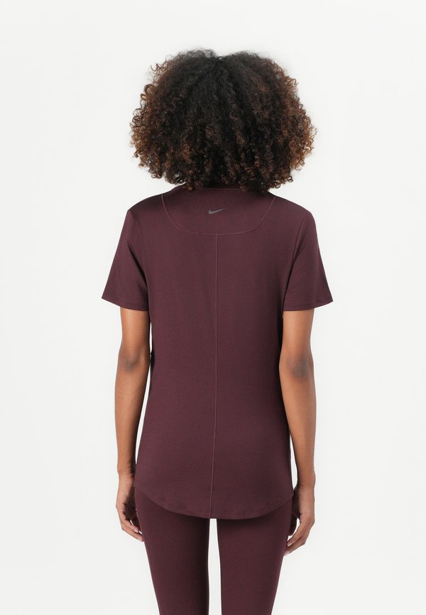 Nike Performance ONE