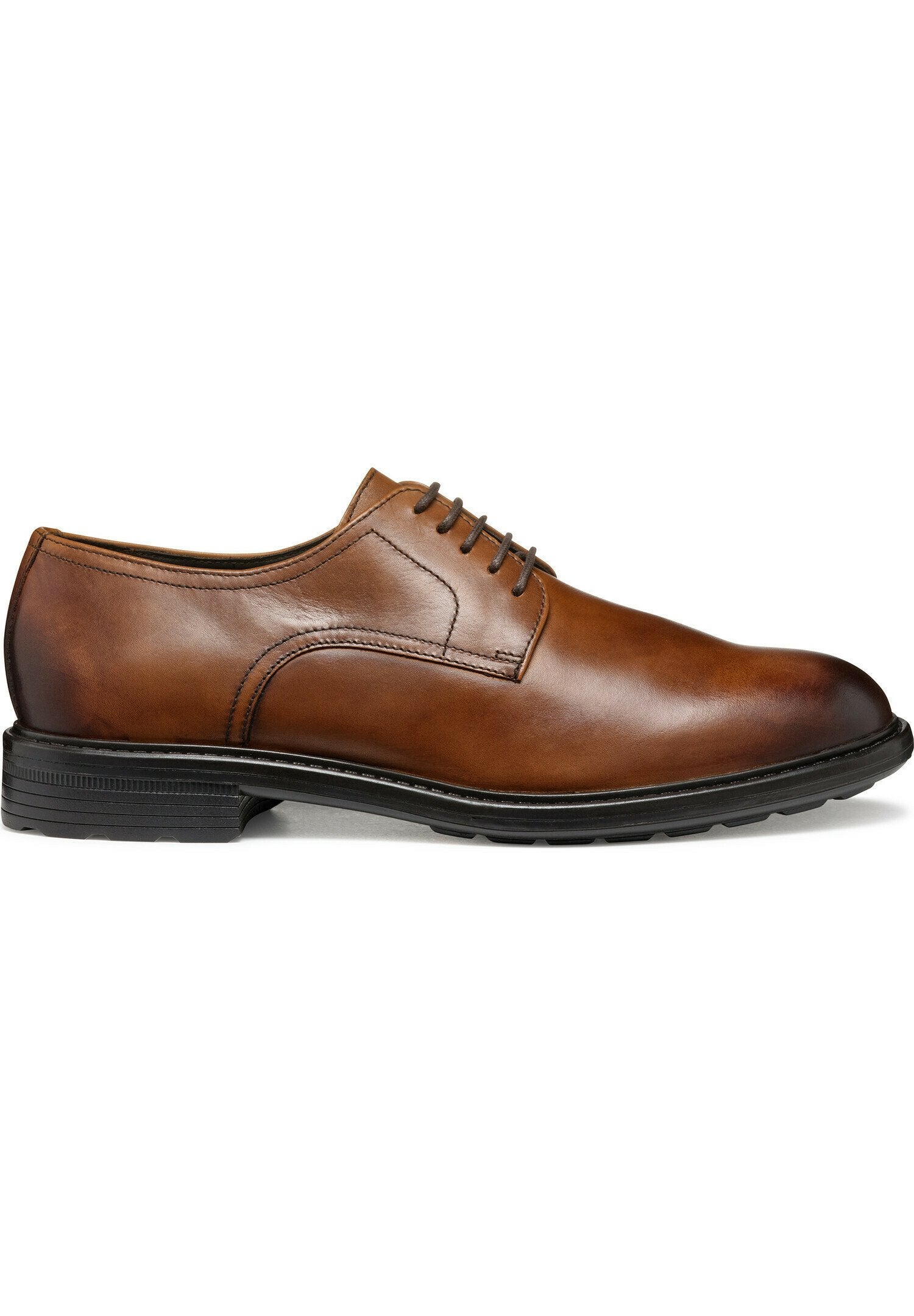 Braune Leder Schnürschuhe mit runder Zehenform, glatter Oberfläche und strukturiertem Gummisohle. Verfügt über ein minimalistisches Design mit dezenten Nähdetails.