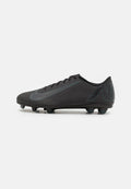 Schwarze Fußballschuhe mit strukturiertem Obermaterial, das ein schlankes Design und hellblaue Akzente aufweist. Fünf geformte Stollen an der Sohle für besseren Halt.