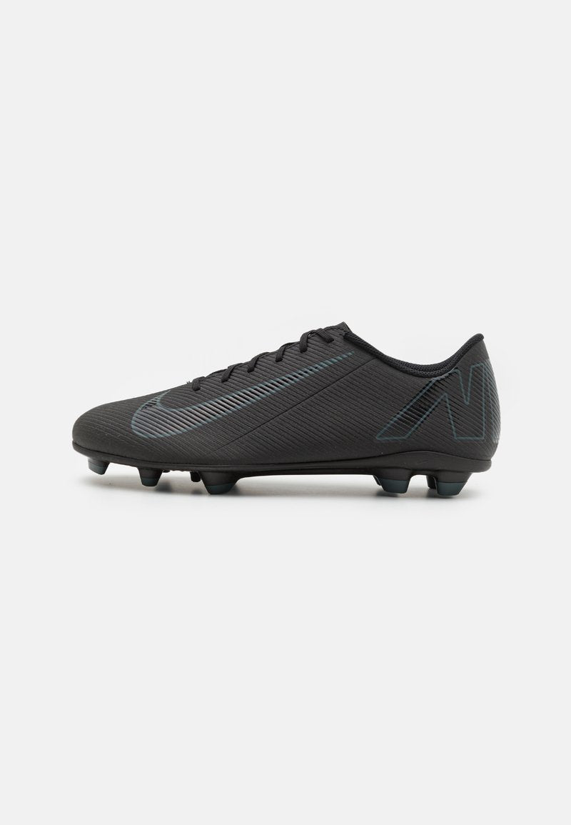 Schwarze Fußballschuhe mit strukturiertem Obermaterial, das ein schlankes Design und hellblaue Akzente aufweist. Fünf geformte Stollen an der Sohle für besseren Halt.