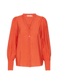Rote Satinbluse mit V-Ausschnitt, Knopfleiste und langen Puffärmeln mit engen Bündchen. Strukturierter Stoff mit einem glatten Glanz.