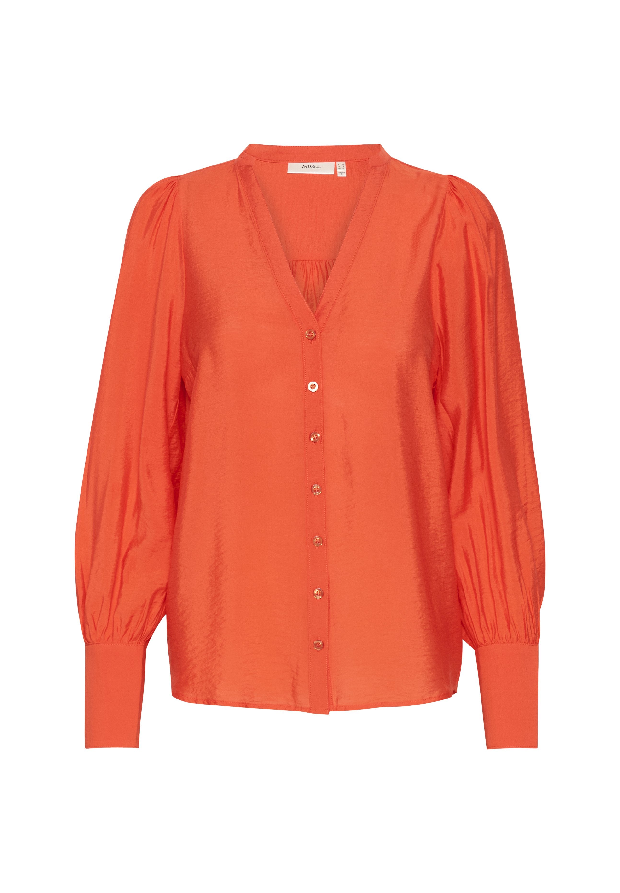 Rote Satinbluse mit V-Ausschnitt, Knopfleiste und langen Puffärmeln mit engen Bündchen. Strukturierter Stoff mit einem glatten Glanz.