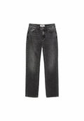 Schwarze Jeans aus Denim mit geradem Schnitt, ausgestattet mit fünf Taschen und einem Knopfverschluss. Leichte Verfärbungen und Nähdetails sind sichtbar.