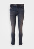 Dunkelblaue Denim-Jeans im Slim Fit, mit einem verwaschenen Kniedetail, klassischem Fünf-Taschen-Design und einem Reißverschluss.