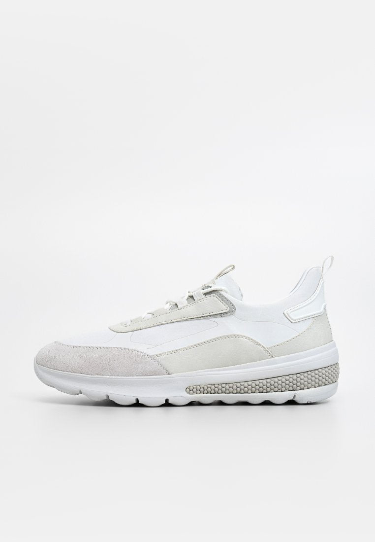 Weiße und hellgraue Sneaker mit einem Obermaterial aus Wildleder und Leder, strukturierter Zwischensohle, Schnürverschluss und einer Schlaufe an der Ferse.