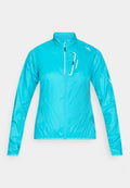 Hellblaue, leichte Jacke mit langen Ärmeln, Frontreißverschluss, hohem Kragen und Reißverschlusstasche auf der Brust mit der Aufschrift "PACK POCKET" vor weißem Hintergrund.