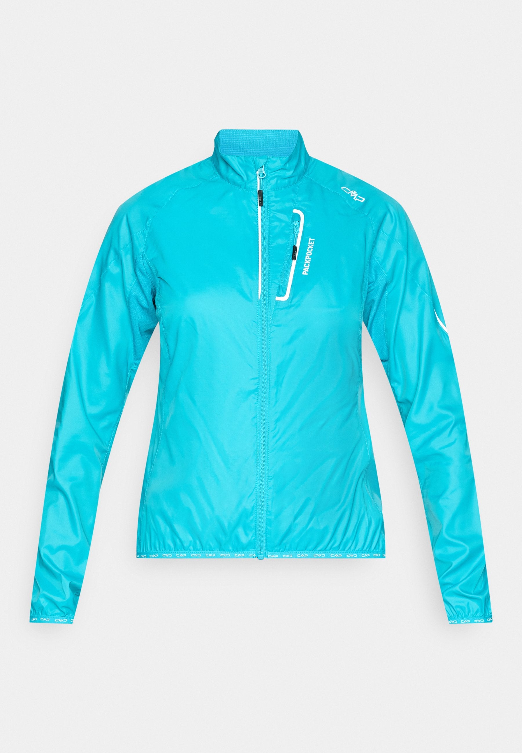 Hellblaue, leichte Jacke mit langen Ärmeln, Frontreißverschluss, hohem Kragen und Reißverschlusstasche auf der Brust mit der Aufschrift "PACK POCKET" vor weißem Hintergrund.