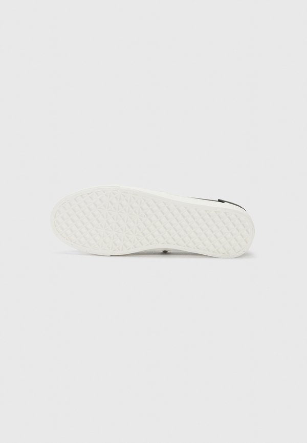 Pier One by Zalando