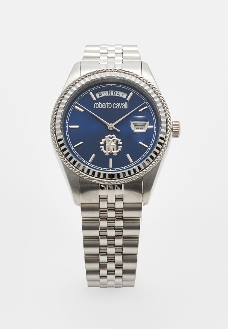 Silberne Metall-Armbanduhr mit blauem Zifferblatt, Tages- und Datumsanzeige, silbernen Stundenmarkierungen und Roberto Cavalli-Branding.