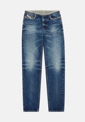 Dunkelblaue Jeans aus Denim mit einem verwaschenen Finish, geradem Bein, fransigem Saum und zwei Fronttaschen. Verfügt über sichtbare Nähdetails.