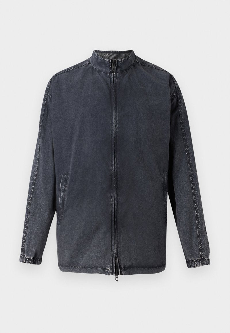 Schwarze lässige Jacke aus Denim-Material, mit Stehkragen, Reißverschluss vorne und elastischen Bündchen. Mit seitlichen Taschen und lässiger Passform.