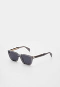 Schwarze rechteckige Sonnenbrille mit durchsichtigen Fassungen und dunklen Gläsern, die auf einer weißen Oberfläche liegen und nach rechts geneigt sind.