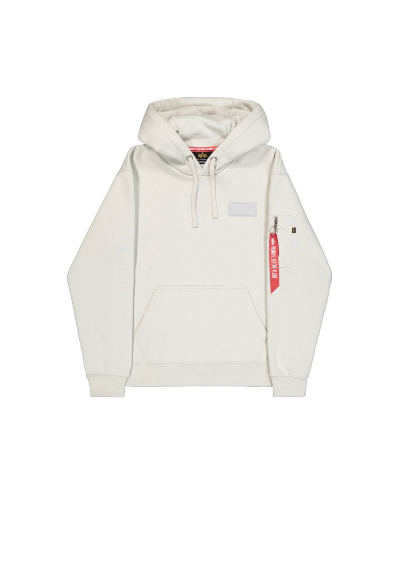 Weißer Kapuzenpullover mit einer Fronttasche, Kordelzügen und einer seitlichen Reißverschlusstasche mit einem roten Etikett. Glatte Stoffstruktur.