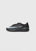 Schwarze Fußballschuhe mit einer glatten Oberfläche, ausgestattet mit einem blauen Swoosh, strukturierten Gummisohle und einem Logo auf der Ferse. Flaches Design.