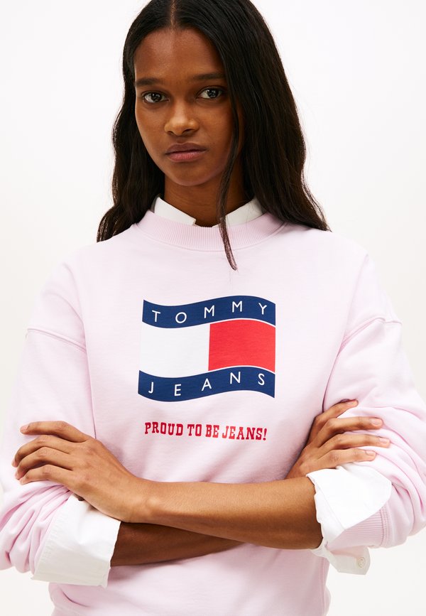 Tommy Jeans WAVY FLAG SUEDED TERRY BOXY SWEATSHIRT