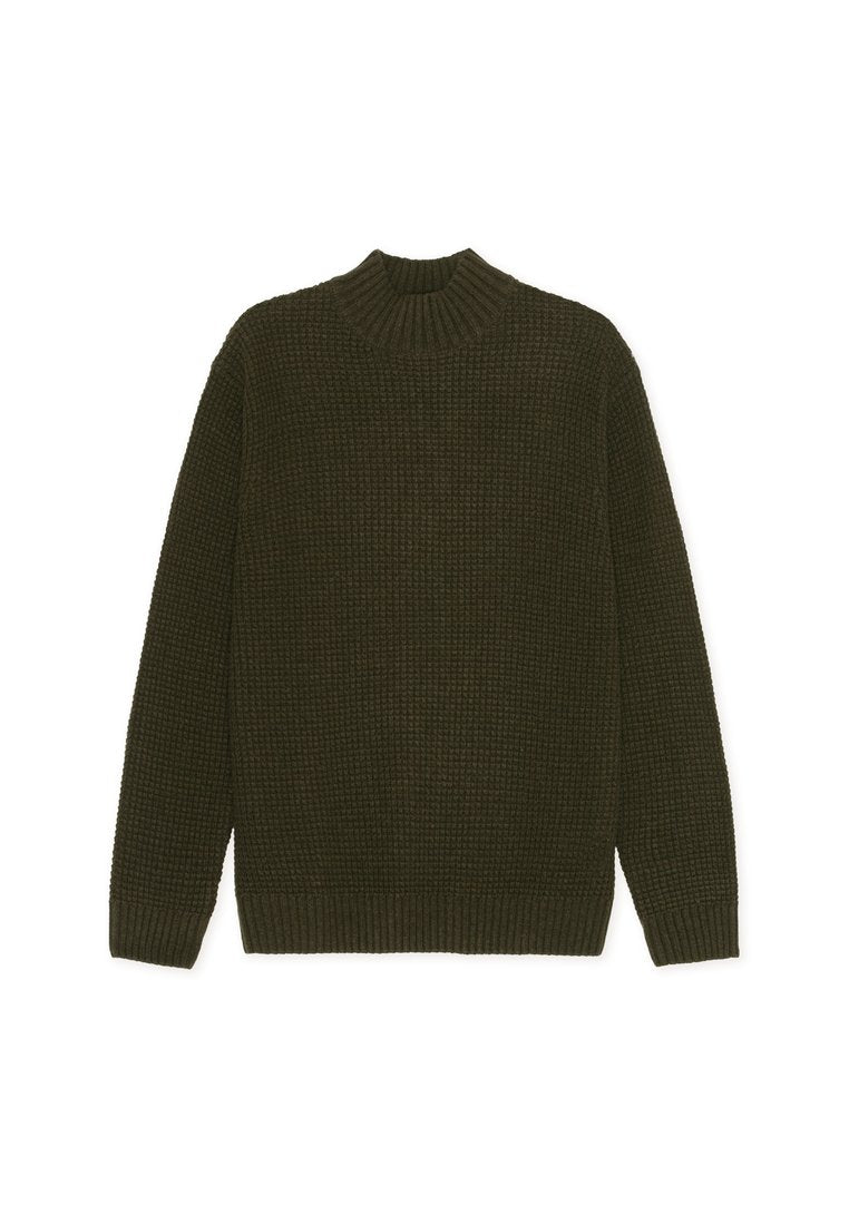 Dunkelgrüner, gestrickter Pullover mit hohem Rippenkragen, lockerer Passform, strukturiertem Muster sowie gerippten Bündchen und Saum.