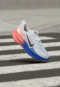 Nike Performance VOMERO UNISEX - Road running shoes - white/black/racer blue/atomic pink