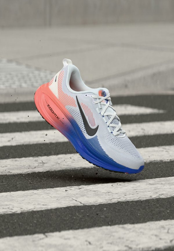 Nike Performance VOMERO UNISEX - Road running shoes - white/black/racer blue/atomic pink