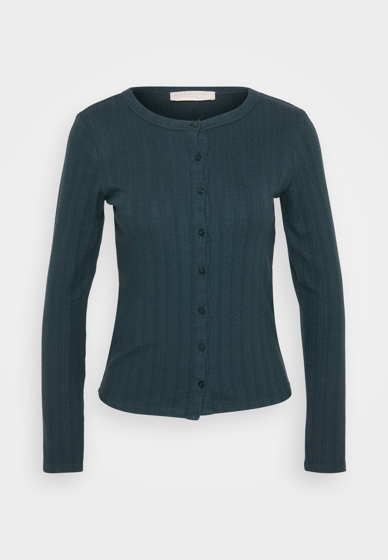 Dunkelblauer Langarm-Cardigan mit rundem Ausschnitt, geripptem Muster, Knopfverschluss und dezenten vertikalen Streifen.